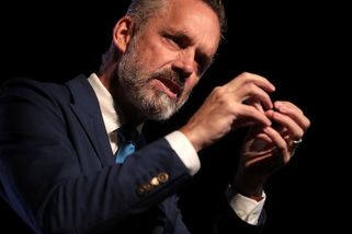 Od uklízení pokoje k zaneřádění planety: Jordan Peterson se stává hvězdou popíračů klimatu